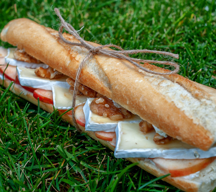Plzeňská bageta s pomazánkovým máslem, sýrem Brie, jablkem, medem a ořechy Plzeňská bageta s pomazánkovým máslem, sýrem Brie, jablkem, medem a ořechy